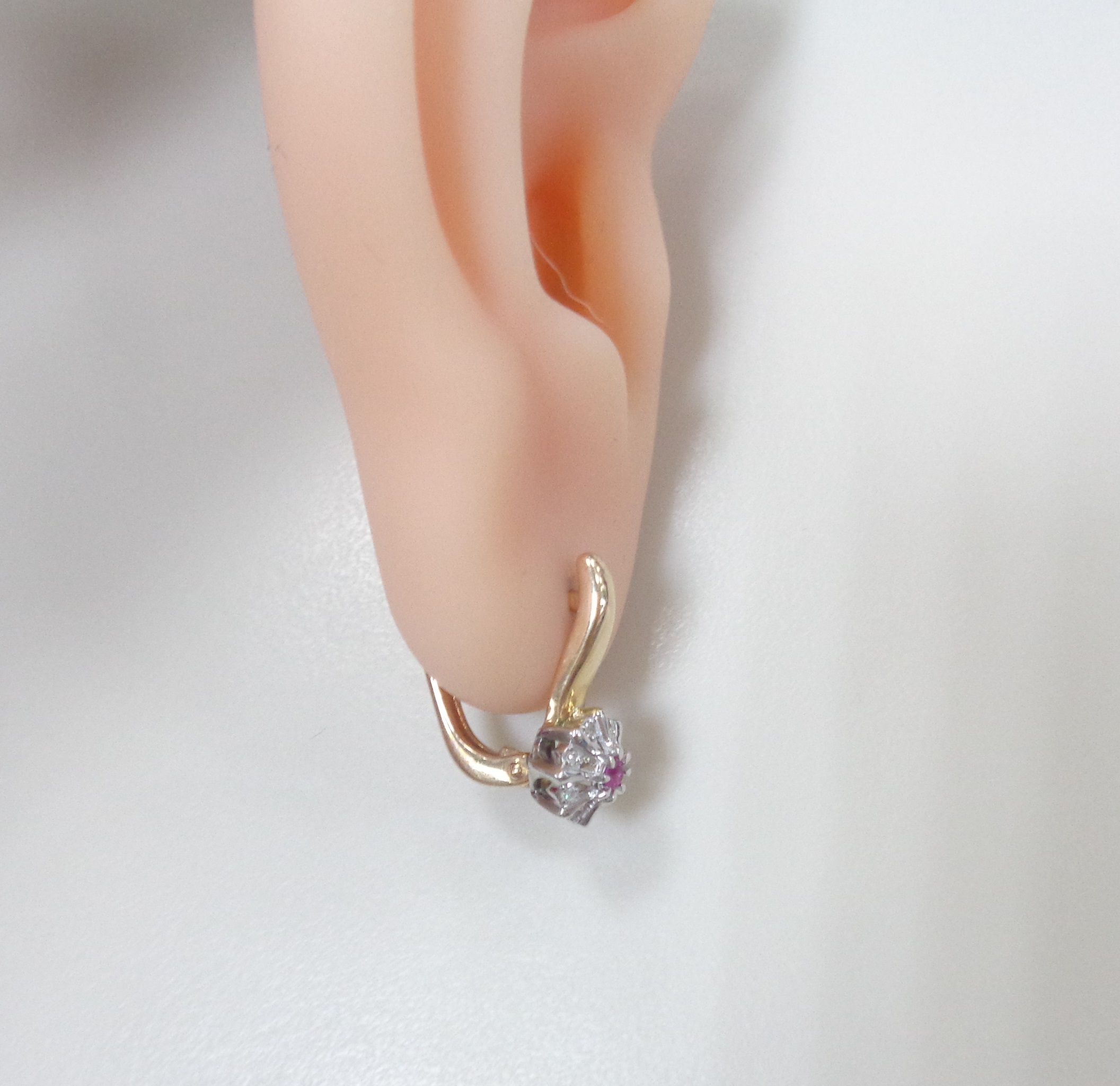 Золотые серьги 585 пробы; родий; вставки 2 Рубин нат. 0,075 2/2; 16 Бр.Кр-17 0,063 2/3А;